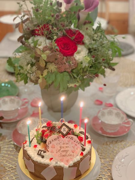 可愛いバースデーケーキと花のあるテーブル 広島県安芸郡 フラワー教室 オーダーフラワーのla Rose Blanche