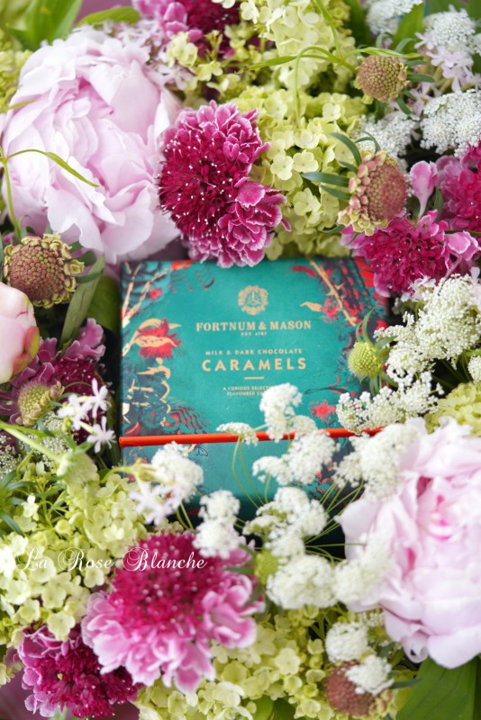 お花とチョコレートのギフトセット　フォートナム&メイソン　キャラメル味　CARAMELS